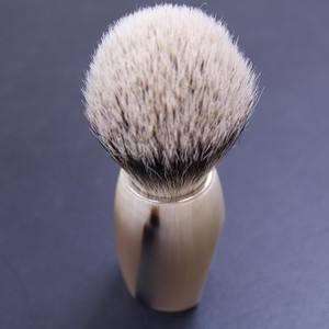 Brocha de Afeitar Hecha a Mano con Mango de Cuerno Natural Ecológico y Cerdas Densas, Imitación Artesanal Antigua para Uso Profesional de Barbería - Product Image 1