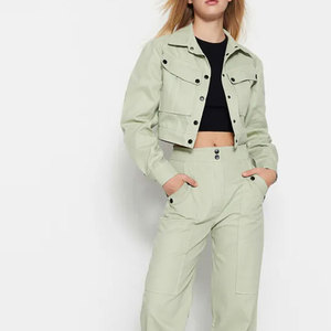 Conjunto de dos piezas premium personalizado para mujer: Chaqueta utilitaria y pantalones multibolsillos, moda urbana, fabricante mayorista OEM - Product Image 5