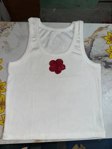เสื้อกล้ามผ้าฝ้ายริบบิ้นปักลายดอกไม้สีแดงประดับลูกปัดสำหรับผู้หญิง เสื้อครอปแขนกุดสำหรับฤดูร้อน เหมาะสำหรับธุรกิจ - Product Image 1