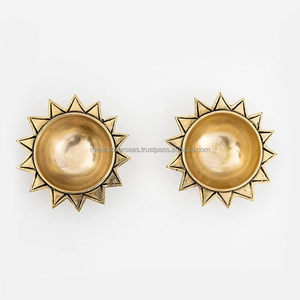 Candelabros de latón con forma de sol únicos para decoración del hogar Juego elegante de 2 candelabros de latón con motivo de sol geométrico - Product Image 4