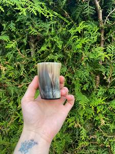 Taza Hecha a Mano de Cuerno de Búfalo |   Jarra Vikinga Natural de Cuerno de Buey para Cerveza, Vino y Sidra |   Jarra Medieval Hecha a Mano para Regalo de Bar - Product Image 2