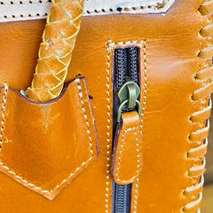 Sac à main de luxe en cuir véritable, couleur unie, avec poignée tressée et embossage, fermeture éclair durable, antivol, portable, pour la plage, printemps-été - Product Image 6