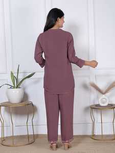 Ensemble coordonné pour femme, couleur mauve poussiéreuse, broderie florale, robe décontractée, haut Kurti boutonné avec pantalon assorti, pour un usage quotidien et une tenue ethnique. - Product Image 3