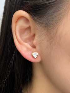 Élégantes boucles d'oreilles clous en diamant de laboratoire taille trillon 1,01 carat, personnalisables en or massif 14 carats serti clos, cadeau d'anniversaire pour partenaires - Product Image 4