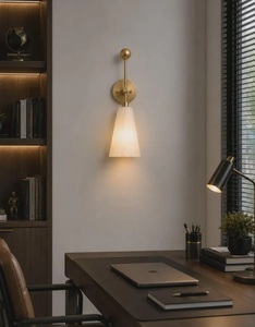 Lámpara de Pared Moderna de Latón con Pantalla de Alabastro, Diseño Geométrico, para Interiores y Entradas - Product Image 3