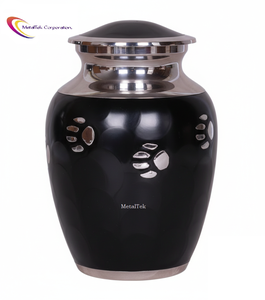 โกศบรรจุอัฐิสัตว์เลี้ยงอะลูมิเนียมสีดำสนิท ดีไซน์หรูหรา พร้อมฝาเกลียวล็อคแน่นหนา สลักลายอุ้งเท้าสีเงิน แสดงความรำลึกถึงสัตว์เลี้ยงอย่างสง่างามและยาวนาน สีที่สามารถกำหนดเองได้ - Product Image 1