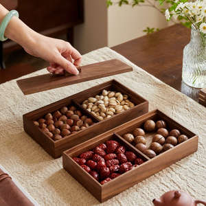 Bandeja organizadora de frutos secos de madera ecológica fabricada en India con secciones para almacenar bocadillos y dulces, disponible para la venta. - Product Image 4