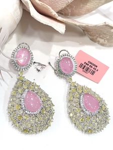 Hermosos pendientes de circonita con acabado plateado de la mejor calidad para mujeres y niñas, ideales para looks de noche y fiestas. - Product Image 6
