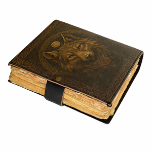 Diario artesanal de cuero vintage con diseño de lobo lunar, con tapas duras y papel artístico de borde deshilachado, tipo cuaderno de bocetos. - Product Image 3