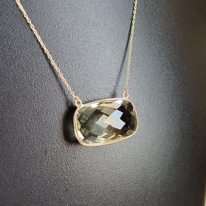 Pendentif en améthyste verte naturelle, taille coussin rectangulaire, en or 14 carats, 12x20 mm, bijoux fins et élégants pour femmes, vente en gros - Product Image 5