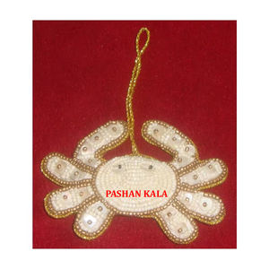 Ornements suspendus uniques et de style antique, broderie dorée en zari avec travail de perles, pour la décoration de Noël. - Product Image 2