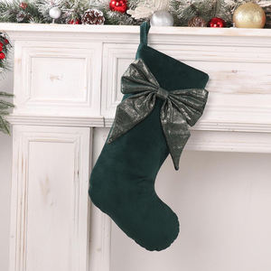 Chaussettes de Noël en velours vert, blanc et rouge, douces, avec décorations brodées - Product Image 4