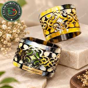 Bracelet en corne de buffle pour femme, bracelet manchette fait main, bijoux en corne naturelle, bracelet gravé floral, bracelet tendance par FWE - Product Image 4