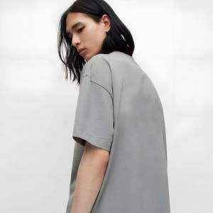 Camiseta Unisex Gris Oversize de Algodón, Estilo Casual Urbano, Corte Holgado, Manga Corta, Moda de Verano, Básica, con Logotipo Personalizado, Venta al Por Mayor - Product Image 4