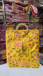 Bolsas de regalo tradicionales para bodas de mujeres, recuerdos de Haldi y Mehendi, bolsas de regalo para novios, recuerdos indios de Sangeet, Mehndi y Nikkah. - Product Image 5