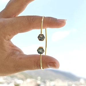 Pulsera geométrica moderna con ónix facetado, ágata musgosa, calcedonia acuática, brazalete abierto de latón chapado en oro de 18k, pulsera apilable. - Product Image 4