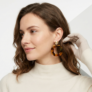 Boucles d'oreilles de luxe en résine, faites à la main, finition brillante, motif féerique, clous d'oreilles plaqués argent antique, bijoux chrétiens pour femmes - Product Image 1