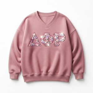 Sweat-shirt pour femme bleu clair à col en V avec lettres Omega Alpha brodées, manches longues, en coton tricoté, pour l'automne - Product Image 2