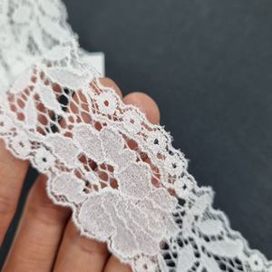 Dentelle extensible florale légère avec bord festonné en nylon et élasthanne de 4 cm pour lingerie et garniture décorative - Product Image 2