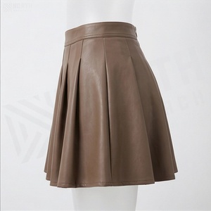 Jupe courte plissée en similicuir taille haute pour femme, couleur unie, design brillant, à porter toute l'année - Product Image 3