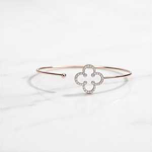 Bracelet fin en or massif 10K 14K 18K avec diamant de laboratoire rond, motif trèfle, breloque florale délicate, empilable, ajustable, motif quadrifoliaire - Product Image 1