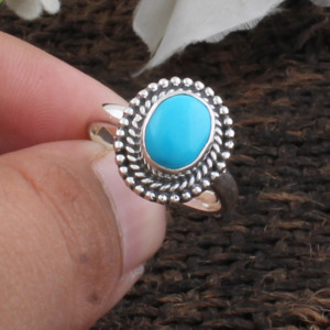 Bague Solitaire Classique Bohème Faite à la Main en Argent Sterling 925 avec Turquoise Sertie Clos, Certifiée Jaipur, Unisexe, pour Mariage et Fête - Product Image 1