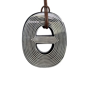 Pendentif en corne de buffle éco-responsable fait main, plaqué laque, style tendance, bijoux de mode unisexe pour femmes, forme ovale, anniversaire - Product Image 5