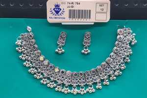 Conjunto de collar choker plateado con adornos florales en forma de espejo, cuentas colgantes y pendientes a juego para uso festivo étnico. - Product Image 2