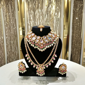 Conjunto de collar nupcial Kundan de alta calidad para mujer con Maang Tikka y pendientes a juego perfectos para bodas y ocasiones festivas - Product Image 1