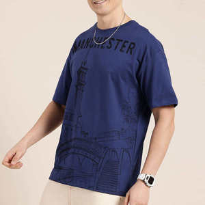 เสื้อยืดโอเวอร์ไซส์รุ่นใหม่ล่าสุด ตัดเย็บทรงทันสมัยด้วยผ้าเนื้อบางเบา ผสมผสานความเท่สไตล์สตรีทแฟชั่นกับความสบายระดับพรีเมียม - Product Image 4