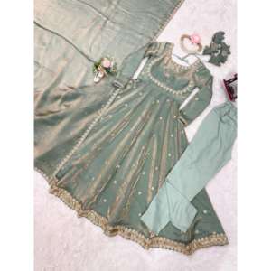 Magnifique robe Anarkali avec travail de séquence, pantalon et dupatta ornés pour les vêtements indiens et pakistanais - Product Image 3