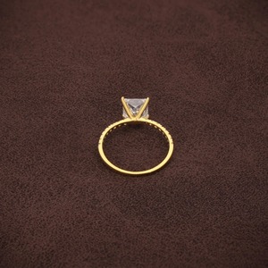 Anillo de Diamante Cultivado en Laboratorio con Corte Princesa, Diseño Moderno, en Oro Amarillo de 14K, con Certificado IGI y Claridad VVS - Product Image 5