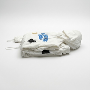 Conjunto Deportivo de Dos Piezas para Mujer, Chaqueta Cortavientos con Capucha de Nailon Estampado y Pantalones Anchos de Pierna Ancha, Ropa Urbana al por Mayor - Product Image 4