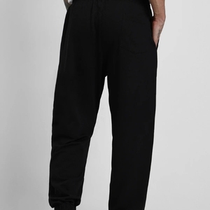 Pantalones de hombre de corte recto a la moda, pantalones casuales cómodos para hombre, pantalones de poliéster para gimnasio, para uso deportivo y casual. - Product Image 3