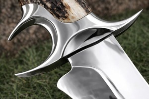 Couteau de chasse en acier de Damas, lame à pointe de lance, manche sculpté avec étui en cuir marron - Product Image 2
