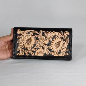 Cartera Larga de Cuero Genuino Hecha a Mano con Grabado Floral, Estilo Vintage, Cierre Plegable, Unisex, para Uso Diario - Product Image 1