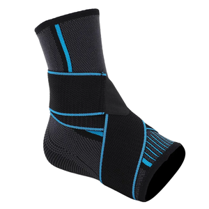 Tobillera de punto acanalada negra y roja con talón abierto, protector de pie flexible de tela suave y ligera para entrenamiento - Product Image 2