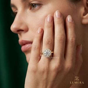Anillo de Lujo con Clúster de Oro y Diamantes Redondos Brillantes Cultivados en Laboratorio, Diseñado con Elegancia para Celebraciones y Amor - Product Image 6