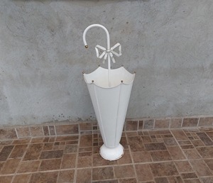 Porte-parapluie en métal blanc en forme de parapluie, organisateur créatif pour les chambres d'enfants, décoration intérieure et idée cadeau élégante, provenant d'Inde - Product Image 1