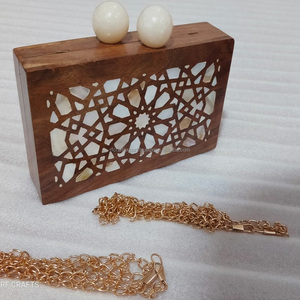 ไม้เมอร์ของเพิร์ลฝังกระเป๋าคลัทช์ตอนเย็นของผู้หญิงพร้อมลายดอกไม้สําหรับงานแต่งงาน - Product Image 6