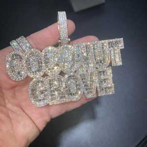 จี้รูปตัวอักษร Coconut Grove Moissanite เงินแท้ 925 ชุบโรเดียมและทอง 18K แบบ Claw Setting สไตล์ฮิปฮอป ประดับเพชร สำหรับผู้ชาย - Product Image 2