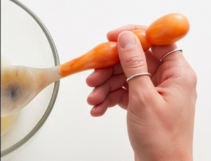 Lot de 2 cuillères à tête de corne en résine orange, design artisanal, légères, sans danger pour les aliments, pour la vaisselle, les fêtes et l'hôtellerie - Product Image 3