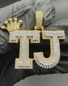 จี้รูปมงกุฎสไตล์ฮิปฮอปแบบกำหนดเอง จี้เงินแท้ 925 ประดับเพชรโมอิสซาไนต์ VVS  แบบสองสี จี้รูปตัวอักษร - Product Image 1