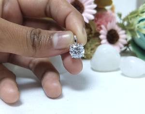 Colgante de boda clásico de 4 puntas con diamante cultivado en laboratorio de corte redondo de 2,20 quilates, colgante solitario, oro blanco macizo de 14 quilates para mujer - Product Image 1