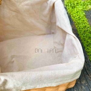 Le produit sur l'image est un panier de pique-nique en osier avec une doublure en tissu. - Product Image 3