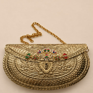 Pochette demi-lune en laiton décorée de pierres colorées et d'une chaîne, disponible à prix de gros. - Product Image 1