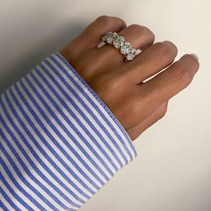 Bague de mariage classique en or avec diamants ovales de laboratoire de 5 carats au total, sans défauts internes, certifiée IGI, sertissage invisible - Product Image 3