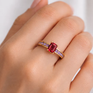 Anillo apilable de amatista hecho a mano en plata de ley 925 con gema octogonal para mamá - Product Image 1