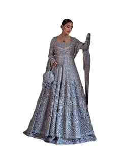 Vestido de novia pakistaní premium, color gris plateado brillante, largo hasta el suelo, con un amplio vuelo y detalles metálicos intrincados. - Product Image 5