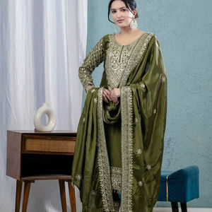 Lehenga Choli de Seda Chino Pura con Bordado Intenso y Tela Elástica para Usar en Fiestas de Diwali - Product Image 1